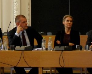 Der var ikke glade miner hos finansministeren og statsministeren ved samråd om solcellesagen. Foto: Annette Birch